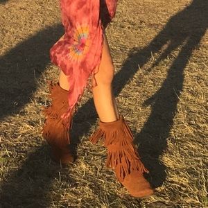 Minnetonka 3 level fringe brown boots